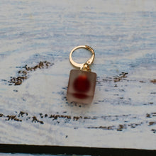 Load image into Gallery viewer, Glow Cube Stitch Marker
